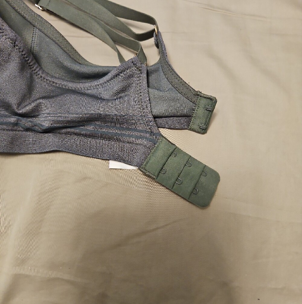 Women’s Seamless Green Wireless Triangle Bra Bralette - Picture 4 of 4